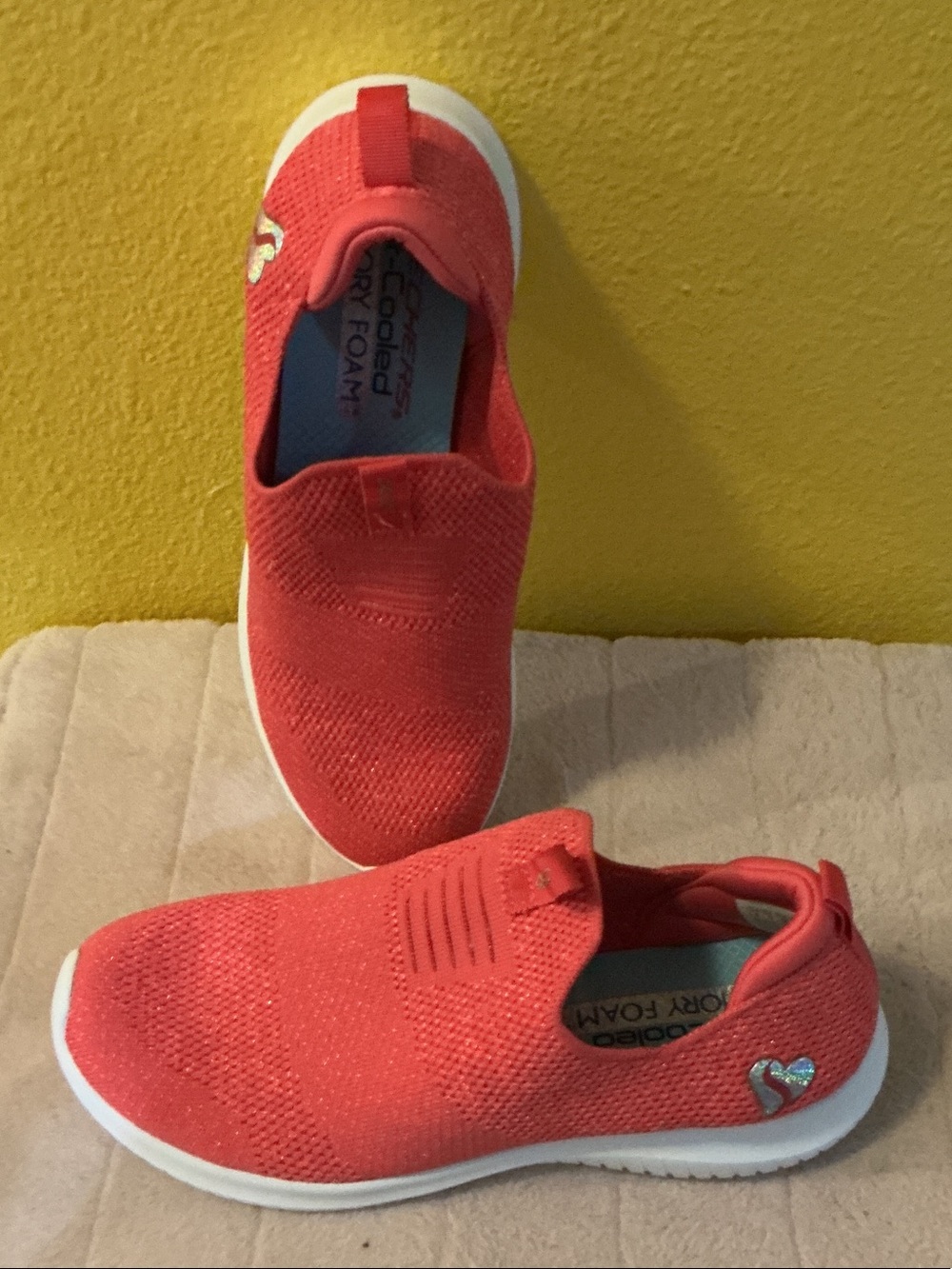 Skechers women new  Coral-Red Slip-On Memory Foam Sneaker size 6